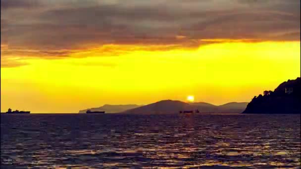 Il movimento dell'acqua, delle nuvole e del sole. Bellissimo tramonto sul mare. lasso di tempo — Video Stock