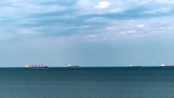 Statki towarowe na morzu. upływ czasu — Wideo stockowe
