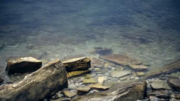 Grandes piedras en el agua. lapso de tiempo — Vídeos de Stock