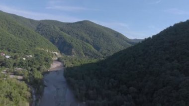 Bir dağ geçidinde uçmak. Hava araştırması