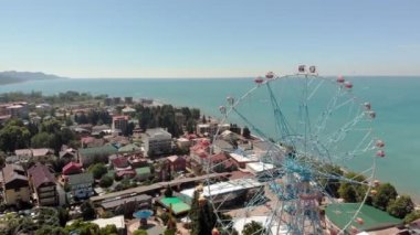 Deniz kıyısında dönme dolap. Havadan çekim