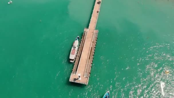 Flygning över havskusten. Aerial shot — Stockvideo
