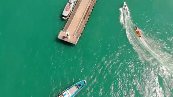 Vuelo sobre la costa del mar. Disparo aéreo — Vídeos de Stock