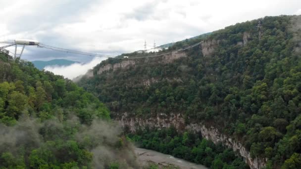 Πετώντας σε ένα ορεινό φαράγγι. Εναέρια έρευνα — Αρχείο Βίντεο