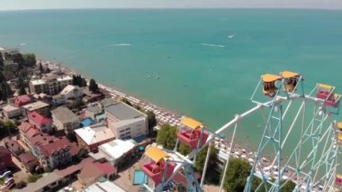 Deniz kıyısında dönme dolap. Havadan çekim