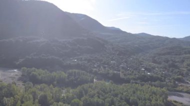 Bir dağ geçidinde uçmak. Hava araştırması