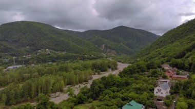Bir dağ geçidinde uçmak. Hava araştırması