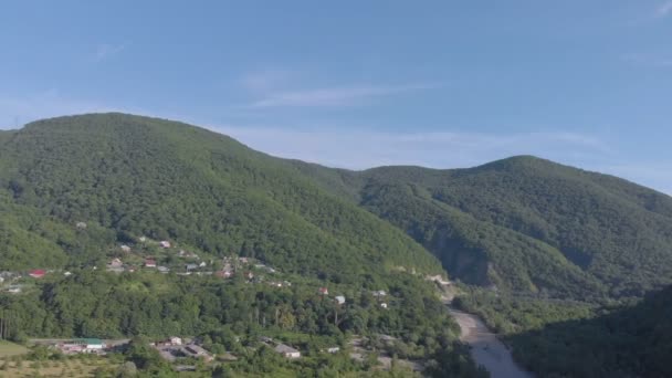 Політ у гірській ущелині. Повітряне обстеження — стокове відео