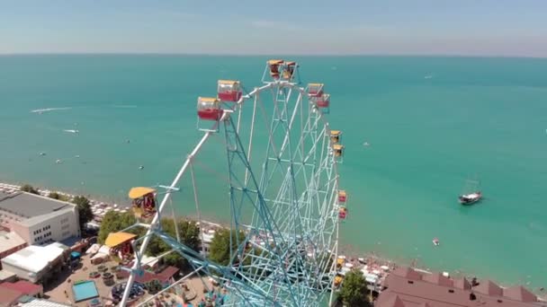 Ruota panoramica sulla riva del mare. Colpo aereo — Video Stock