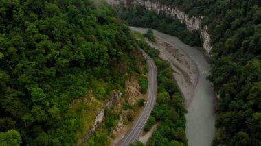 Bir dağ geçidinde uçmak. Hava araştırması