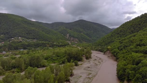 Flying in a mountain gorge. Aerial survey — Stock Video