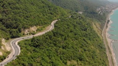 Dağlarda serpantin. Havadan çekim