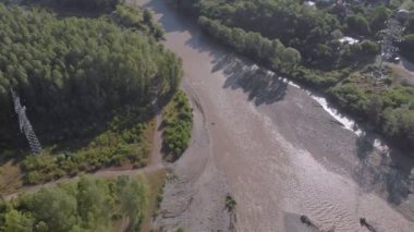 Bir dağ geçidinde uçmak. Hava araştırması