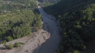 Bir dağ geçidinde uçmak. Hava araştırması