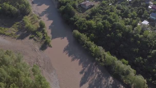 Volando en un desfiladero de montaña. Encuesta aérea — Vídeos de Stock