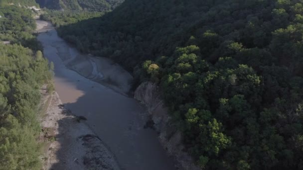 Volare in una gola di montagna. Indagine aerea — Video Stock