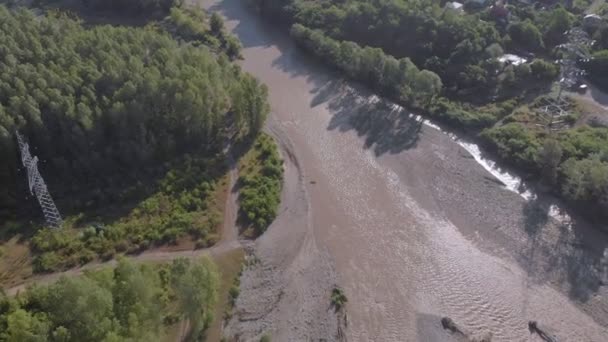 Volare in una gola di montagna. Indagine aerea — Video Stock