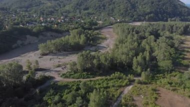 Bir dağ geçidinde uçmak. Hava araştırması