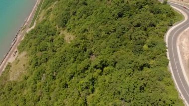 Dağlarda serpantin. Havadan çekim