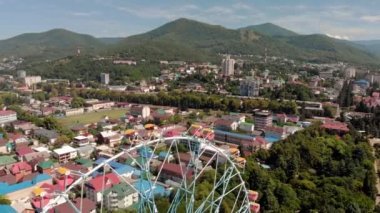 Deniz kıyısında dönme dolap. Havadan çekim