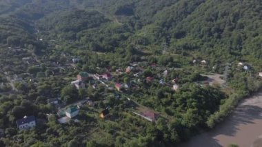 Bir dağ geçidinde uçmak. Hava araştırması