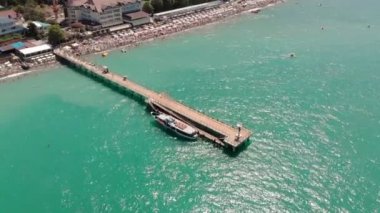 Deniz kıyışeridiüzerinde uçuş. Havadan çekim