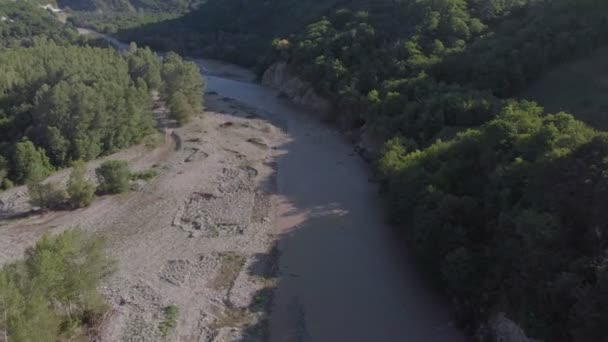 Voando em um desfiladeiro de montanha. Inquérito aéreo — Vídeo de Stock