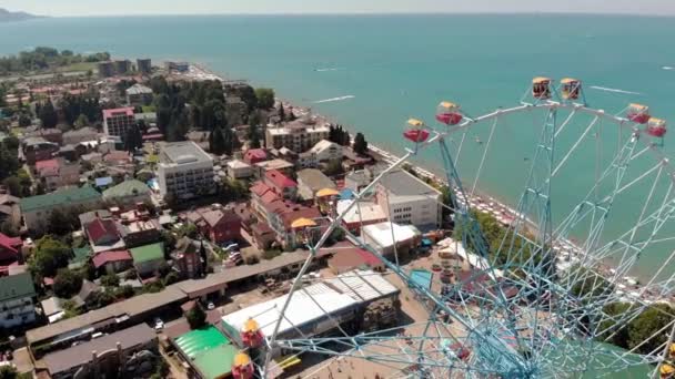 Roata Ferris de pe malul mării. Impuscaturi aeriene — Videoclip de stoc