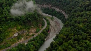 Bir dağ geçidinde uçmak. Hava araştırması
