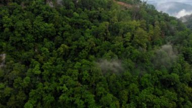Bir dağ geçidinde uçmak. Hava araştırması