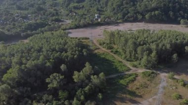 Bir dağ geçidinde uçmak. Hava araştırması