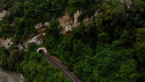 Πετώντας σε ένα ορεινό φαράγγι. Εναέρια έρευνα — Αρχείο Βίντεο