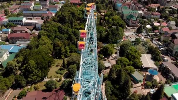 Grande roue au bord de la mer. Plan aérien — Video