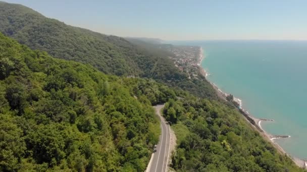 Serpentina nas montanhas. Tiro aéreo — Vídeo de Stock