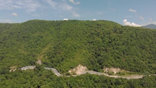 Serpentine in de bergen. Luchtfoto — Stockvideo