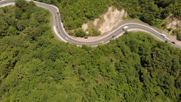 Serpentina nas montanhas. Tiro aéreo — Vídeo de Stock