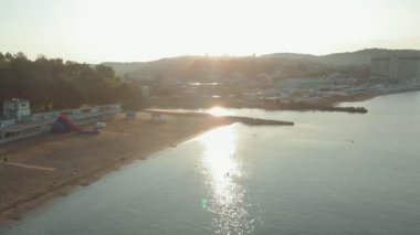 Şafakta denizin kıyı şeridi. Havadan Video Çekimi