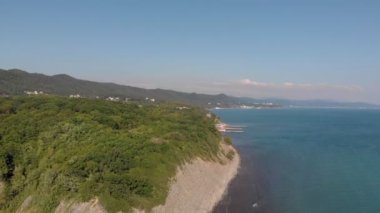 Mavi denizde güzel bir koy. Havadan çekim