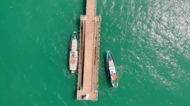 Deniz kıyışeridiüzerinde uçuş. Havadan çekim