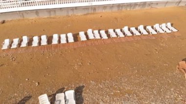 Issız bir sahilde uçuyor. Havadan çekim