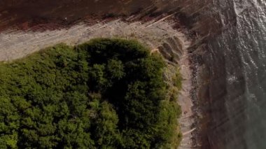 Mavi denizde güzel bir koy. Havadan çekim