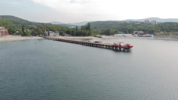 Fliegen über die Seebrücke zum Meer. Luftaufnahme — Stockvideo