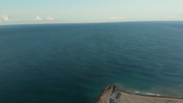 Vliegen over de rotsachtige kust met hoge kliffen zee berg kust van de Oceaan. Luchtfoto — Stockvideo