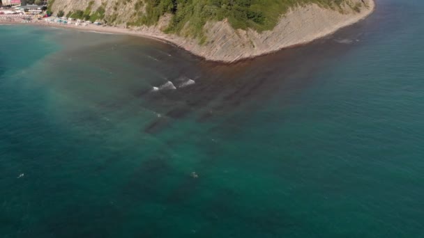 Vliegen over de baai met een strand. Luchtfoto — Stockvideo