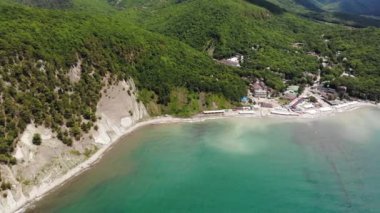 Okyanusun yüksek kayalıklar deniz dağ kıyıları ile kayalık sahil üzerinde uçan. Havadan çekim