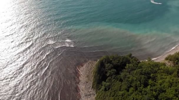 Prachtige baai in de blauwe zee. Luchtfoto — Stockvideo