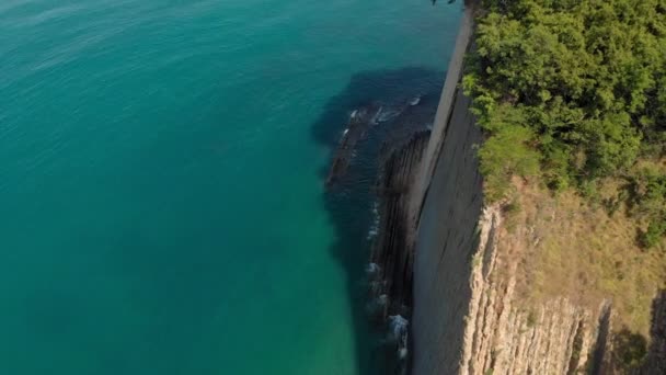海の高い崖の海山の山の海岸と岩の海岸の上を飛ぶ。航空写真 — ストック動画