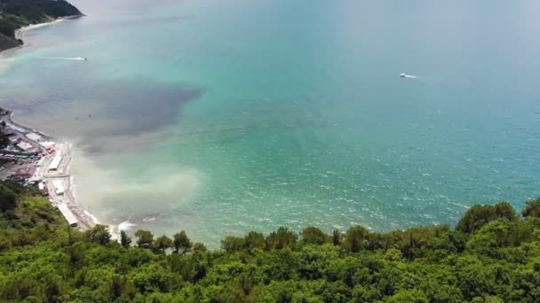 Voando sobre a costa rochosa com falésias altas mar montanha costa do oceano. Tiro aéreo — Vídeo de Stock