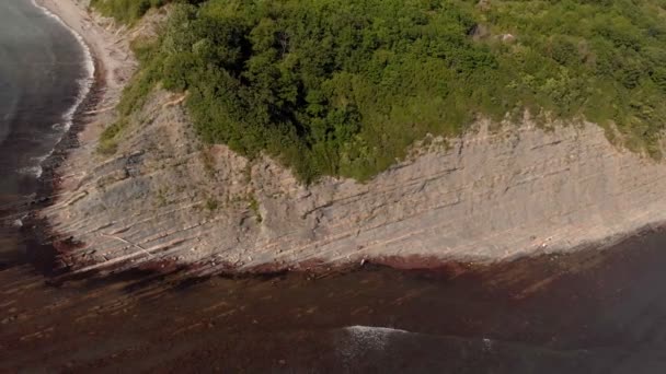 Prachtige baai in de blauwe zee. Luchtfoto — Stockvideo