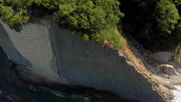 Fliegen über die felsige Küste mit hohen Klippen Meer Gebirgsküste des Ozeans. Luftaufnahme — Stockvideo